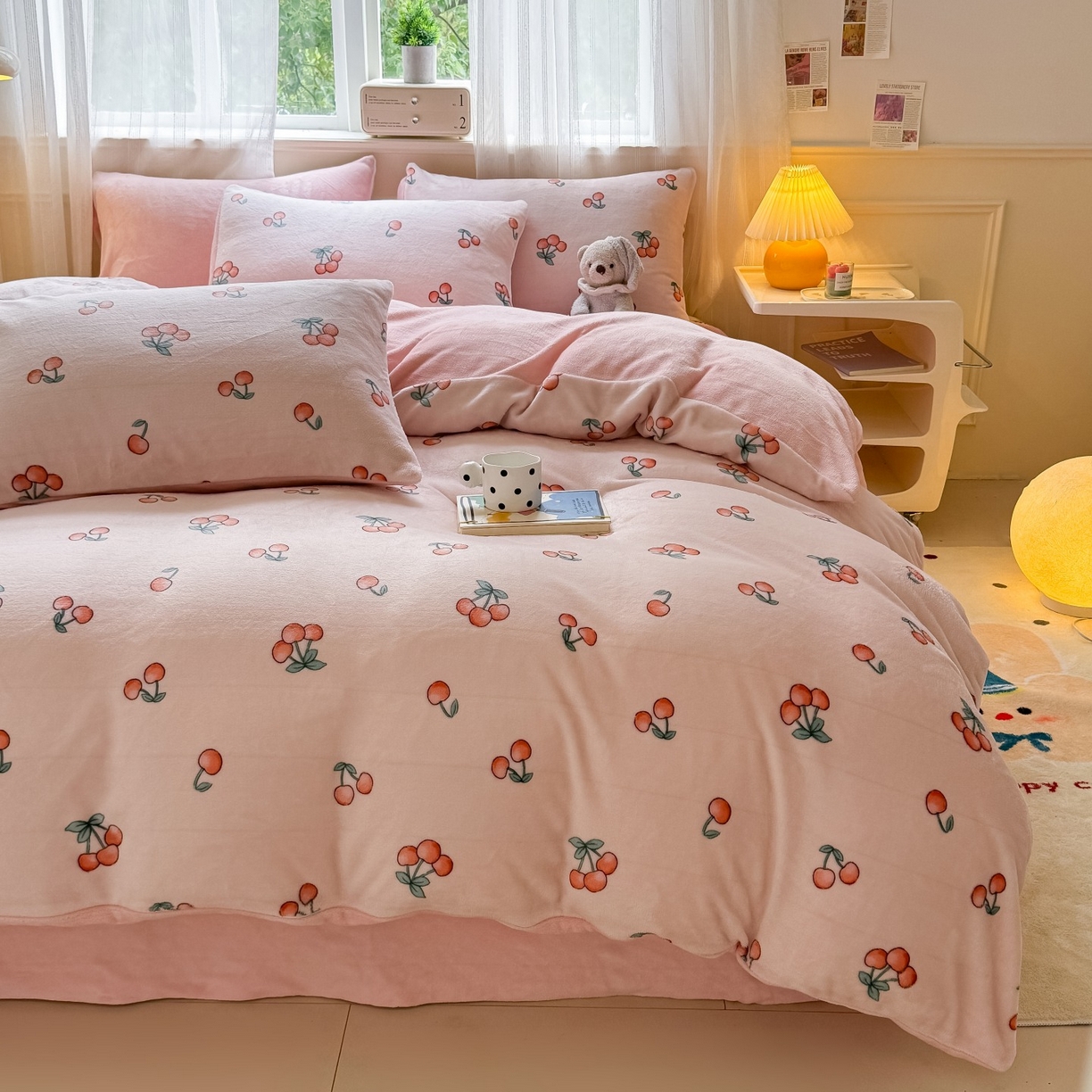 91家纺网 家纺一手货源 找家纺 卡罗兰 2025新款200克牛奶绒小清新印花四件套 小樱桃