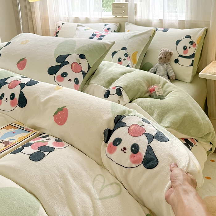 91家纺网 家纺一手货源 找家纺 卡罗兰 2025新款200克牛奶绒小清新印花四件套 小熊猫