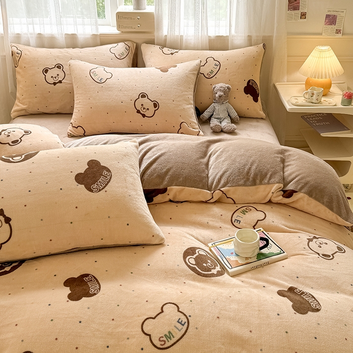 91家纺网 家纺一手货源 找家纺 卡罗兰 2025新款200克牛奶绒小清新印花四件套 可爱熊