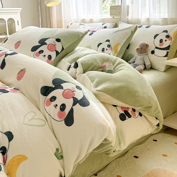 91家纺网 家纺一手货源 找家纺 卡罗兰 2025新款200克牛奶绒小清新印花四件套 小熊猫