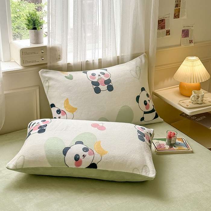 91家纺网 家纺一手货源 找家纺 卡罗兰 2025新款200克牛奶绒小清新印花四件套 小熊猫