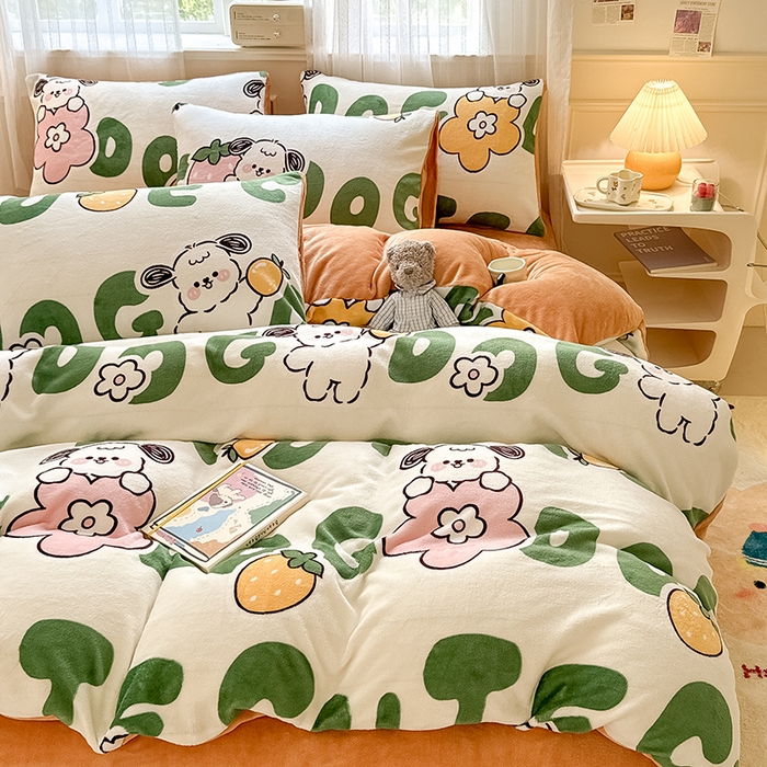 91家纺网 家纺一手货源 找家纺 卡罗兰 2025新款200克牛奶绒小清新印花四件套 字母狗