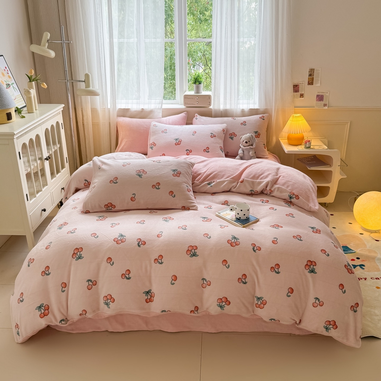 91家纺网 家纺一手货源 找家纺 卡罗兰 2025新款200克牛奶绒小清新印花四件套 小樱桃