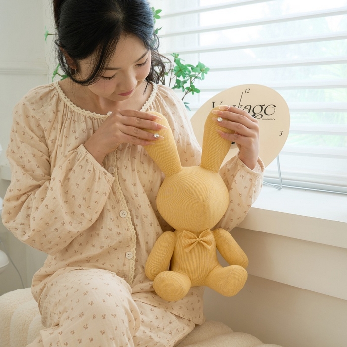 91家纺网 家纺一手货源 找家纺 三沁家居 2025新款全棉色织水洗玩偶米萌兔系列 萌黄 40x26x20cm/只