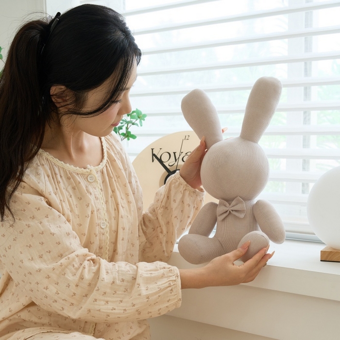 91家纺网 家纺一手货源 找家纺 三沁家居 2025新款全棉色织水洗玩偶米萌兔系列 萌灰 40x26x20cm/只