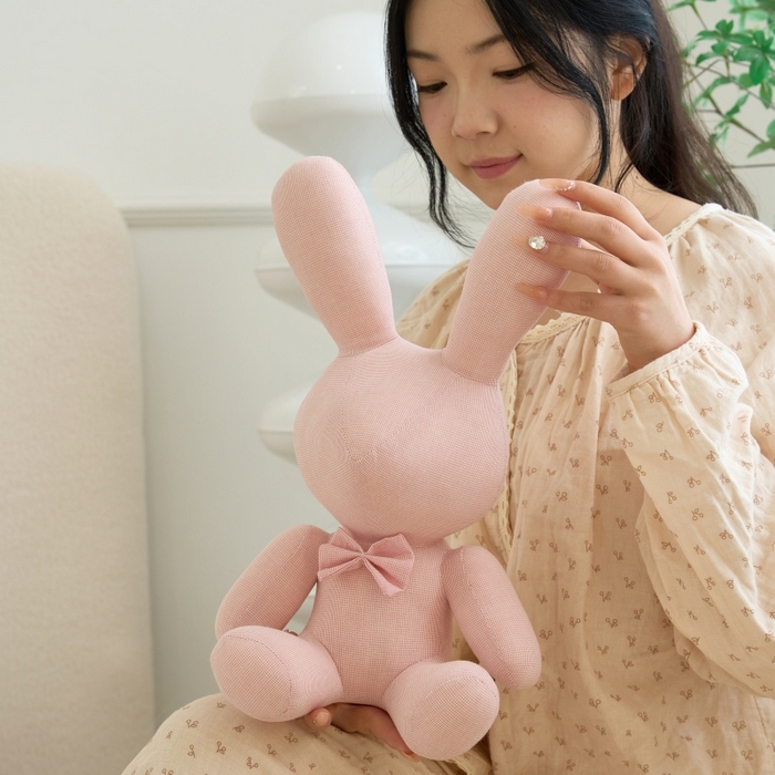 91家纺网 家纺一手货源 找家纺 三沁家居 2025新款全棉色织水洗玩偶米萌兔系列 萌粉 40x26x20cm/只