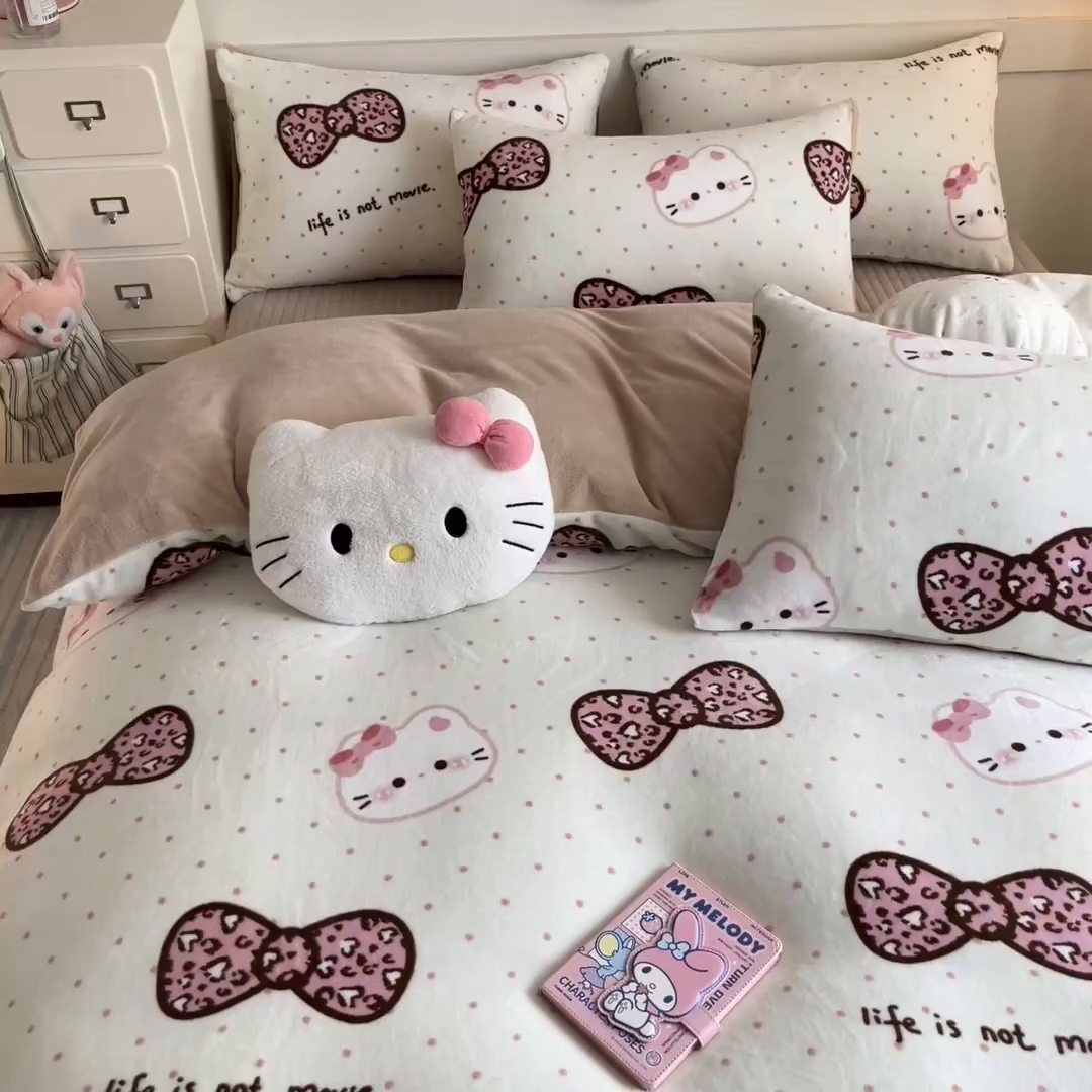 91家纺网 家纺一手货源 找家纺 摩妮卡 2025新款牛奶绒印花夹棉床盖印花四件套 蝴蝶结凯蒂