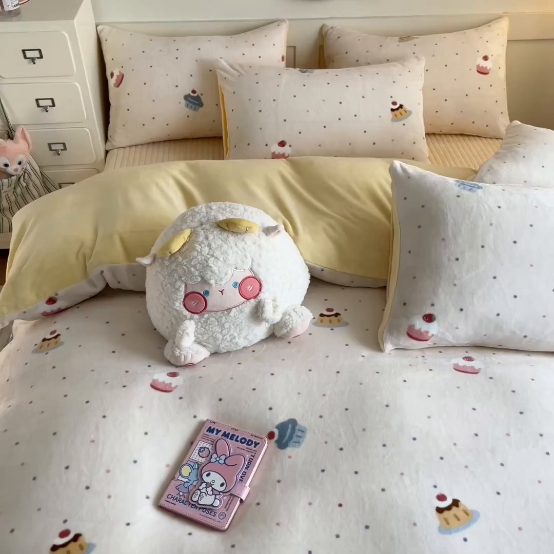 91家纺网 家纺一手货源 找家纺 摩妮卡 2025新款牛奶绒印花夹棉床盖印花四件套 蛋糕派