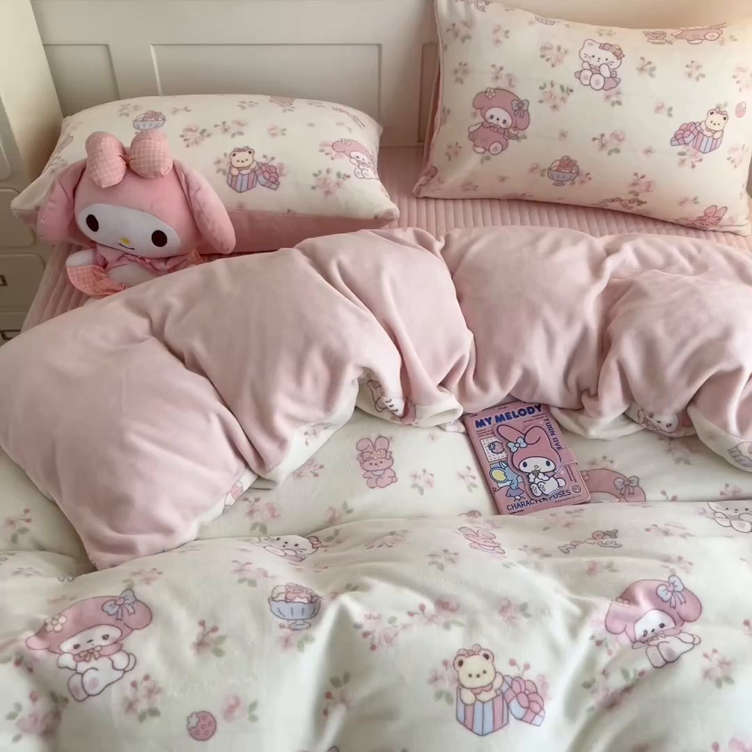 91家纺网 家纺一手货源 找家纺 摩妮卡 2025新款牛奶绒印花夹棉床盖印花四件套 甜蜜小花