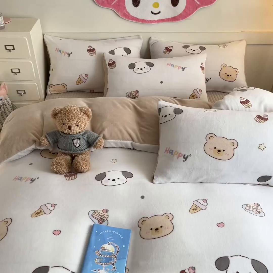 91家纺网 家纺一手货源 找家纺 摩妮卡 2025新款牛奶绒印花夹棉床盖印花四件套 熊旺小趣