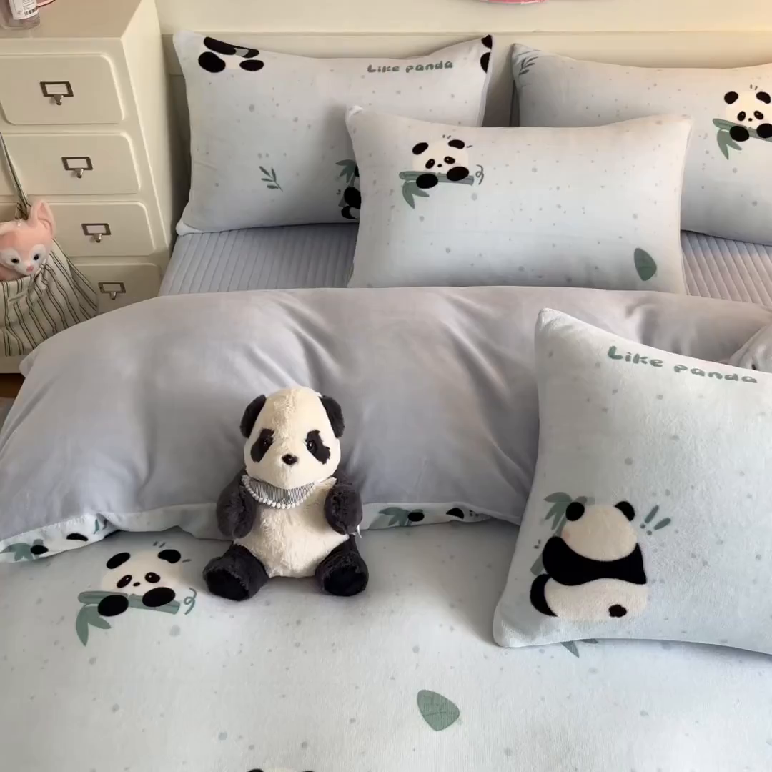 91家纺网 家纺一手货源 找家纺 摩妮卡 2025新款牛奶绒印花夹棉床盖印花四件套 熊猫点点