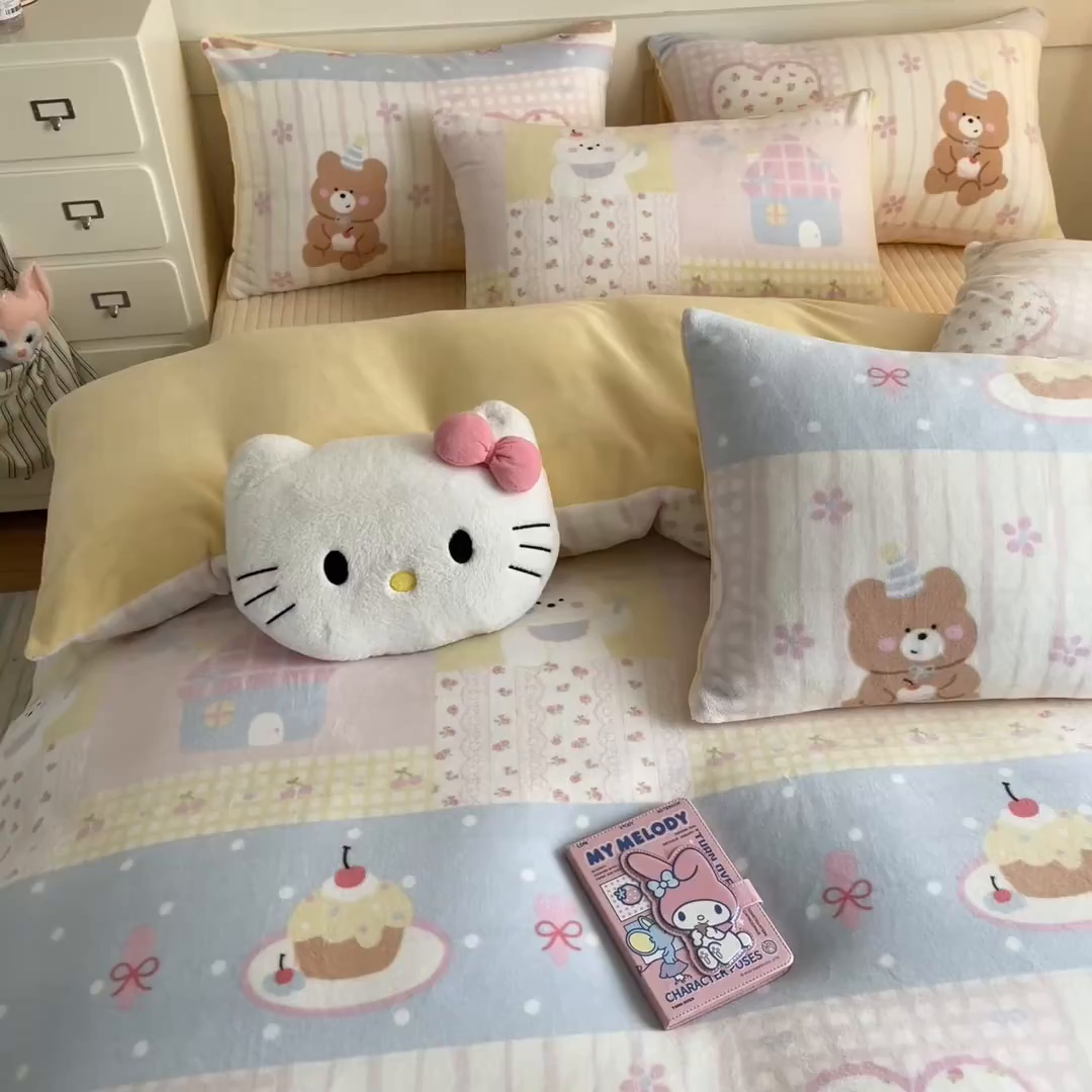 91家纺网 家纺一手货源 找家纺 摩妮卡 2025新款牛奶绒印花夹棉床盖印花四件套 梦屋小熊