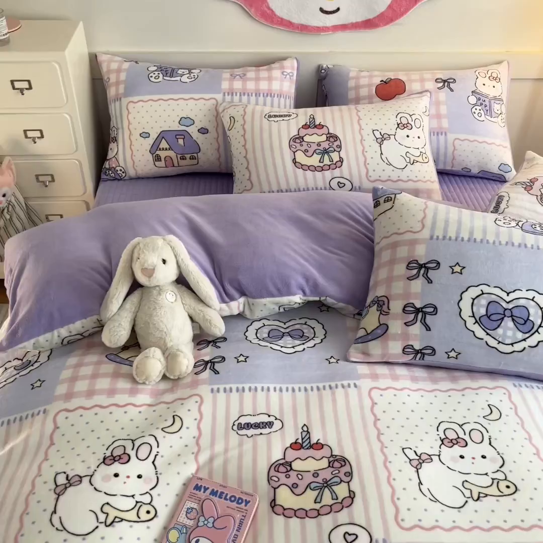 91家纺网 家纺一手货源 找家纺 摩妮卡 2025新款牛奶绒印花夹棉床盖印花四件套 萌兔小屋