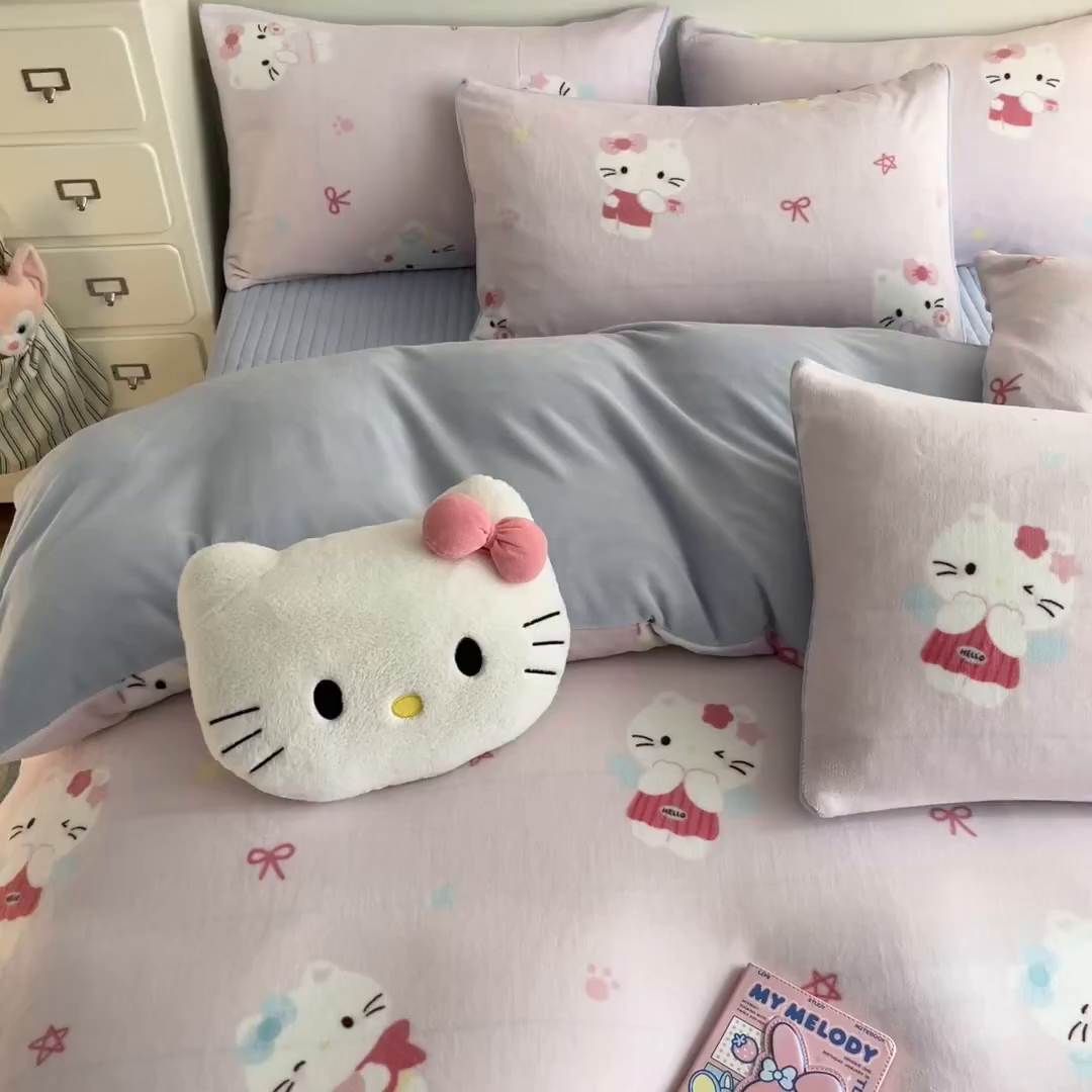 91家纺网 家纺一手货源 找家纺 摩妮卡 2025新款牛奶绒印花夹棉床盖印花四件套 凯蒂粉梦