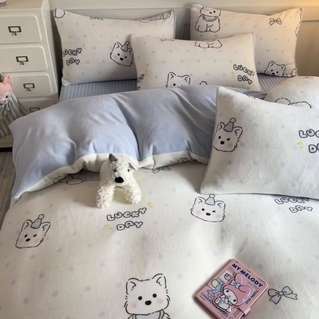 91家纺网 家纺一手货源 找家纺 摩妮卡 2025新款牛奶绒印花夹棉床盖印花四件套 小狗lucky