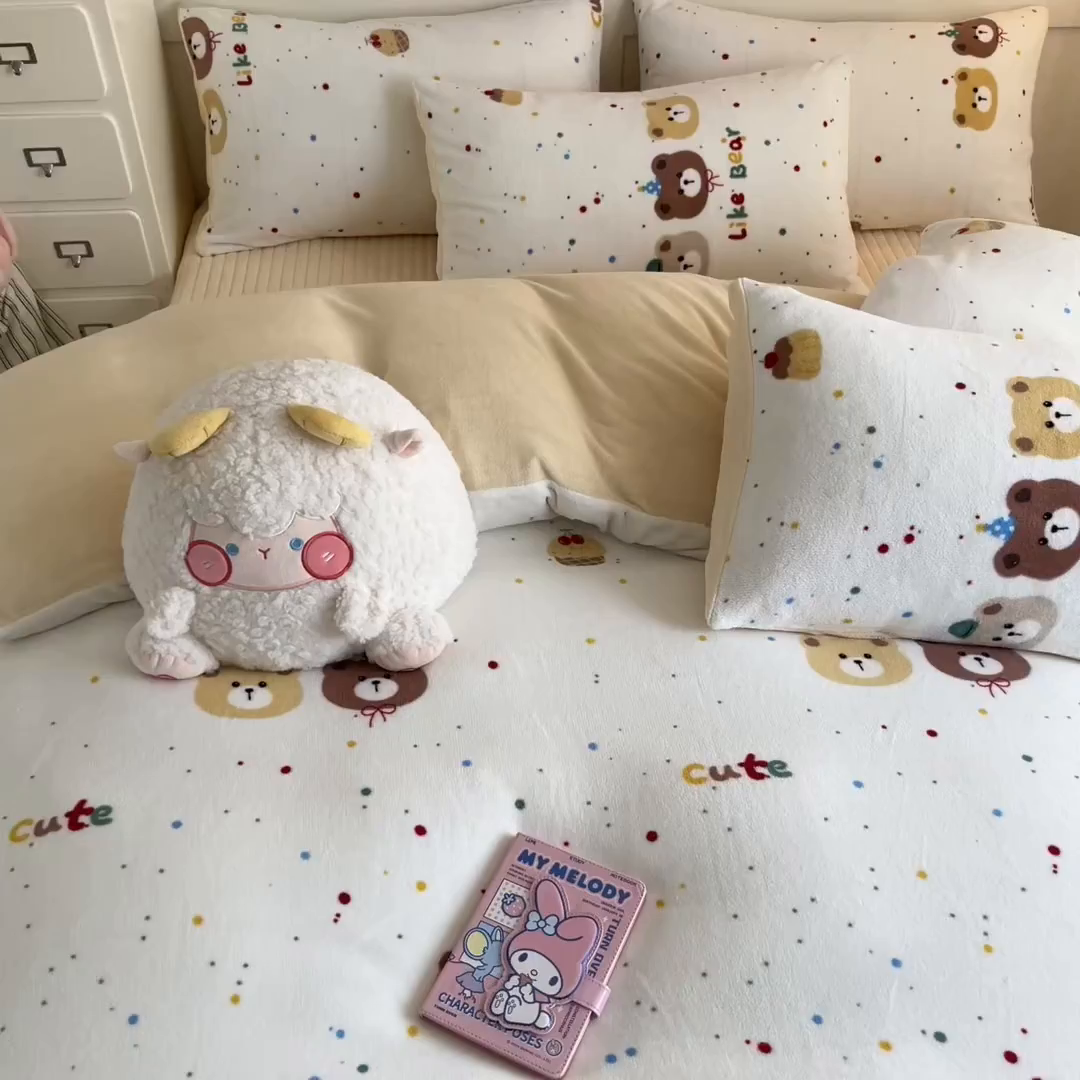 91家纺网 家纺一手货源 找家纺 摩妮卡 2025新款牛奶绒印花夹棉床盖印花四件套 瑞迪熊