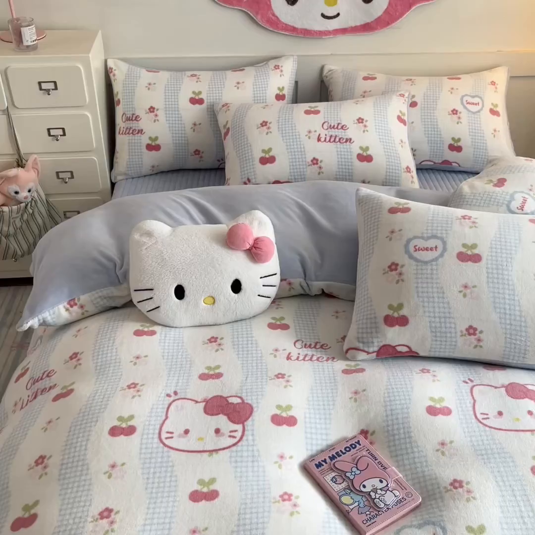 91家纺网 家纺一手货源 找家纺 摩妮卡 2025新款牛奶绒印花夹棉床盖印花四件套 凯蒂小樱桃
