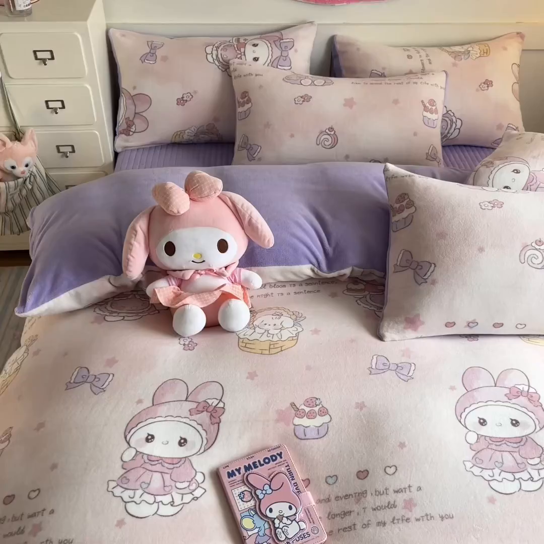 91家纺网 家纺一手货源 找家纺 摩妮卡 2025新款牛奶绒印花夹棉床盖印花四件套 安妮兔