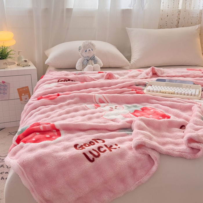 91家纺网 家纺一手货源 找家纺 爱彼家纺 2025秋冬新款泡泡绒印花毛毯毯子多功能盖毯-系列二 草莓兔