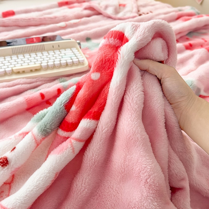 91家纺网 家纺一手货源 找家纺 爱彼家纺 2025秋冬新款泡泡绒印花毛毯毯子多功能盖毯-系列二 草莓兔