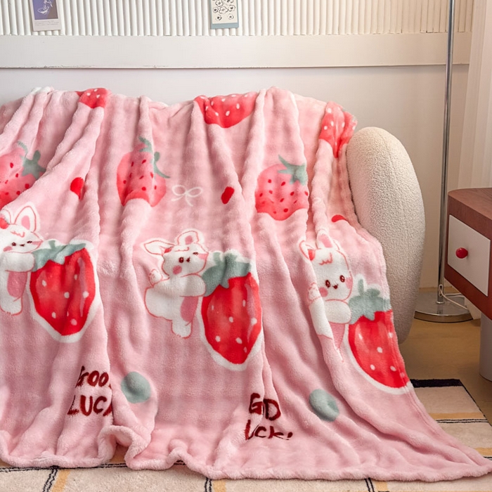 91家纺网 家纺一手货源 找家纺 爱彼家纺 2025秋冬新款泡泡绒印花毛毯毯子多功能盖毯-系列二 草莓兔
