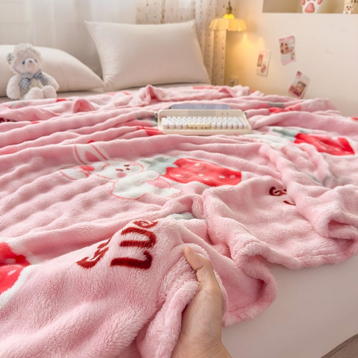 91家纺网 家纺一手货源 找家纺 爱彼家纺 2025秋冬新款泡泡绒印花毛毯毯子多功能盖毯-系列二 草莓兔
