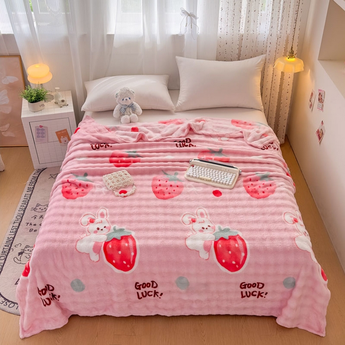 91家纺网 家纺一手货源 找家纺 爱彼家纺 2025秋冬新款泡泡绒印花毛毯毯子多功能盖毯-系列二 草莓兔