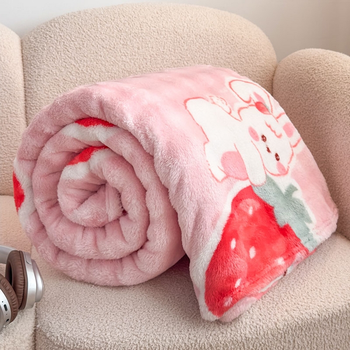 91家纺网 家纺一手货源 找家纺 爱彼家纺 2025秋冬新款泡泡绒印花毛毯毯子多功能盖毯-系列二 草莓兔