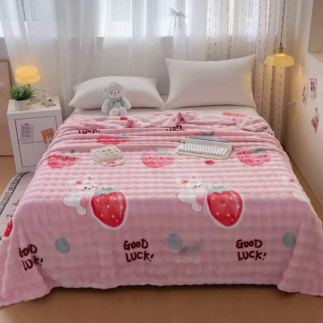 91家纺网 家纺一手货源 找家纺 爱彼家纺 2025秋冬新款泡泡绒印花毛毯毯子多功能盖毯-系列二 草莓兔