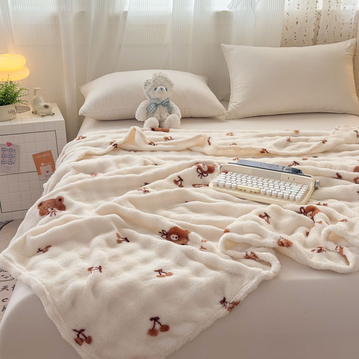 91家纺网 家纺一手货源 找家纺 爱彼家纺 2025秋冬新款泡泡绒印花毛毯毯子多功能盖毯-系列二 樱桃小熊