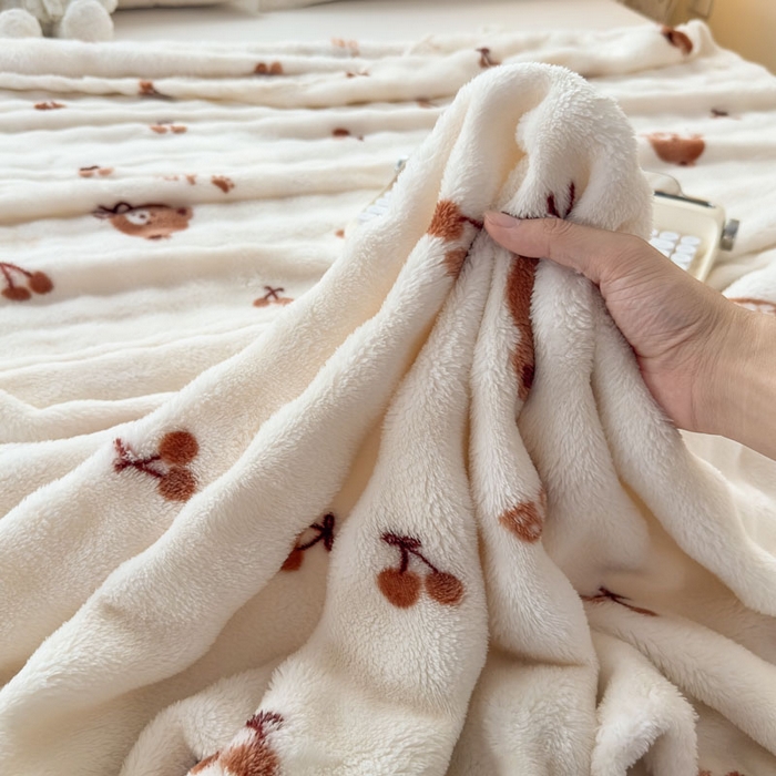 91家纺网 家纺一手货源 找家纺 爱彼家纺 2025秋冬新款泡泡绒印花毛毯毯子多功能盖毯-系列二 樱桃小熊