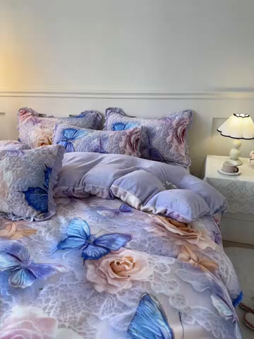 91家纺网 家纺一手货源 找家纺 雅眠居 2025直播爆款5D大版数码印花牛奶绒床盖四件套宝宝绒床裙 蝴蝶花