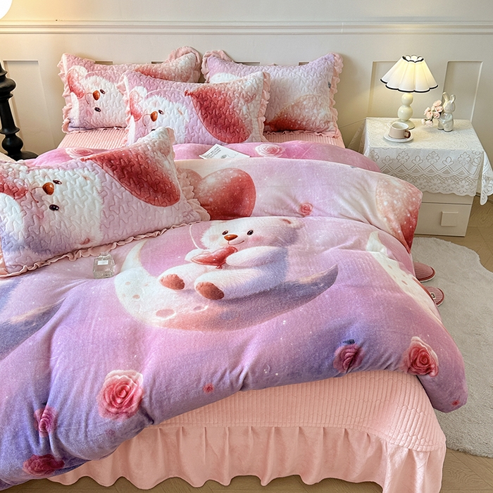 91家纺网 家纺一手货源 找家纺 雅眠居 2025直播爆款5D大版数码印花牛奶绒床盖四件套宝宝绒床裙 可爱熊