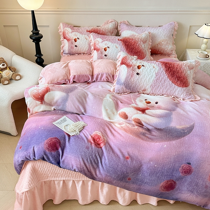 91家纺网 家纺一手货源 找家纺 雅眠居 2025直播爆款5D大版数码印花牛奶绒床盖四件套宝宝绒床裙 可爱熊