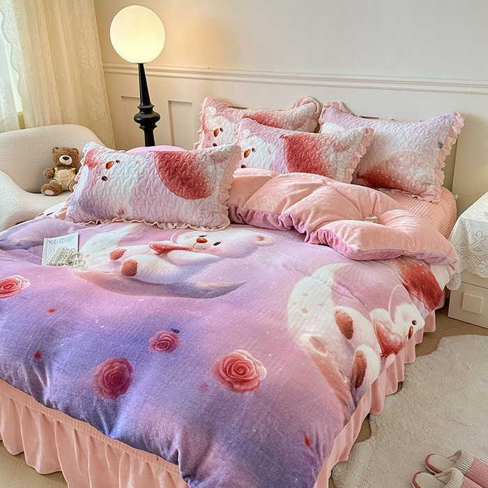 91家纺网 家纺一手货源 找家纺 雅眠居 2025直播爆款5D大版数码印花牛奶绒床盖四件套宝宝绒床裙 可爱熊