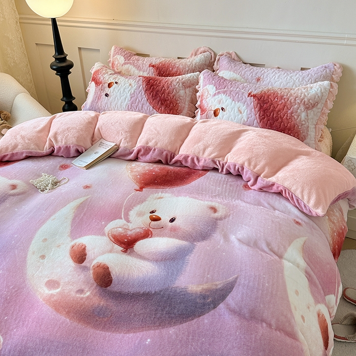 91家纺网 家纺一手货源 找家纺 雅眠居 2025直播爆款5D大版数码印花牛奶绒床盖四件套宝宝绒床裙 可爱熊