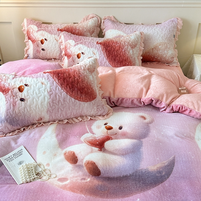 91家纺网 家纺一手货源 找家纺 雅眠居 2025直播爆款5D大版数码印花牛奶绒床盖四件套宝宝绒床裙 可爱熊