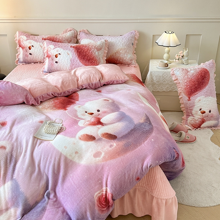 91家纺网 家纺一手货源 找家纺 雅眠居 2025直播爆款5D大版数码印花牛奶绒床盖四件套宝宝绒床裙 可爱熊
