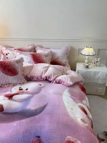 91家纺网 家纺一手货源 找家纺 雅眠居 2025直播爆款5D大版数码印花牛奶绒床盖四件套宝宝绒床裙 可爱熊