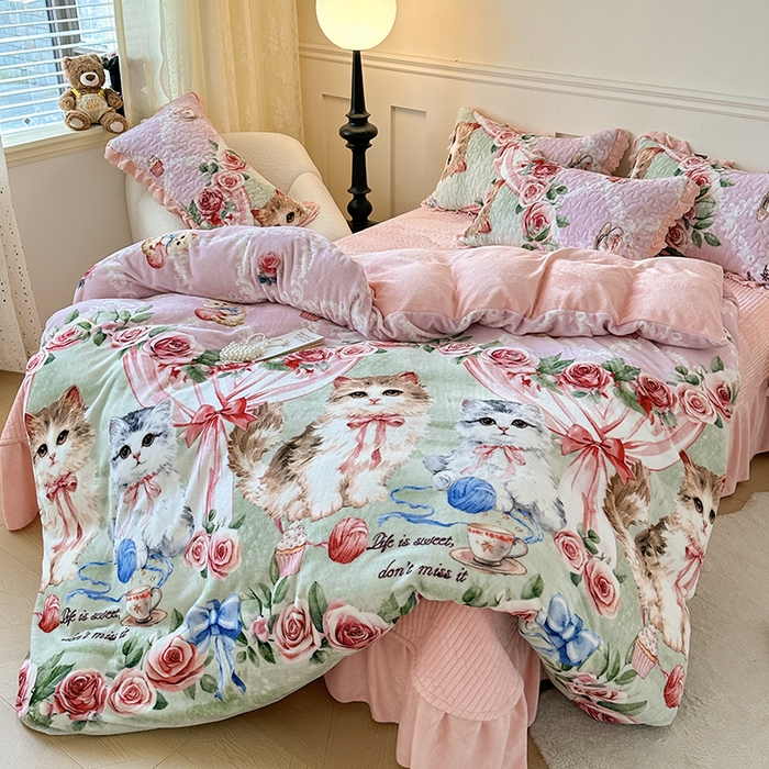 91家纺网 家纺一手货源 找家纺 雅眠居 2025直播爆款5D大版数码印花牛奶绒床盖四件套宝宝绒床裙 猫咪乐园