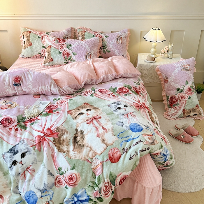 91家纺网 家纺一手货源 找家纺 雅眠居 2025直播爆款5D大版数码印花牛奶绒床盖四件套宝宝绒床裙 猫咪乐园