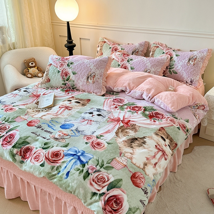 91家纺网 家纺一手货源 找家纺 雅眠居 2025直播爆款5D大版数码印花牛奶绒床盖四件套宝宝绒床裙 猫咪乐园