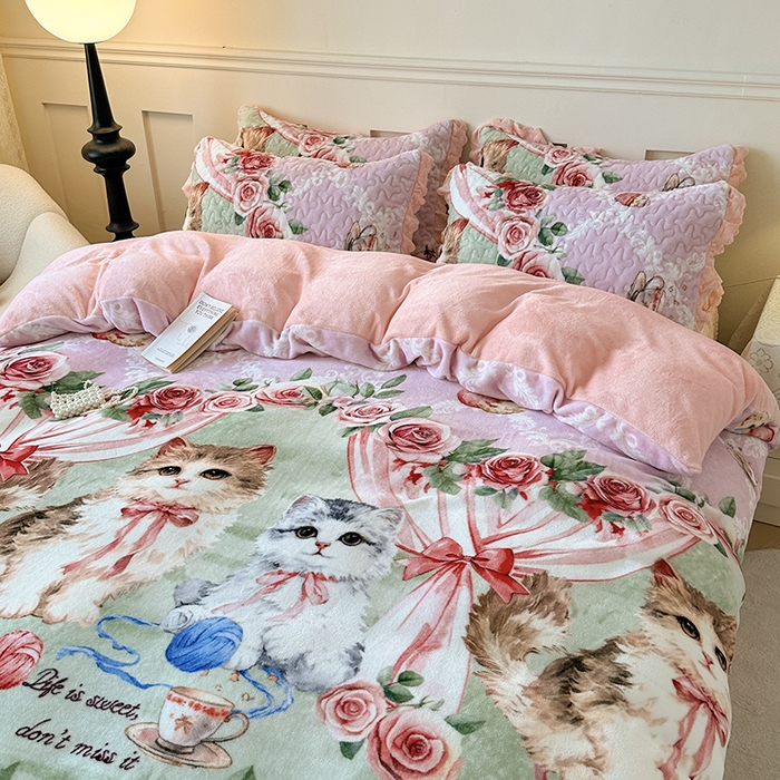 91家纺网 家纺一手货源 找家纺 雅眠居 2025直播爆款5D大版数码印花牛奶绒床盖四件套宝宝绒床裙 猫咪乐园