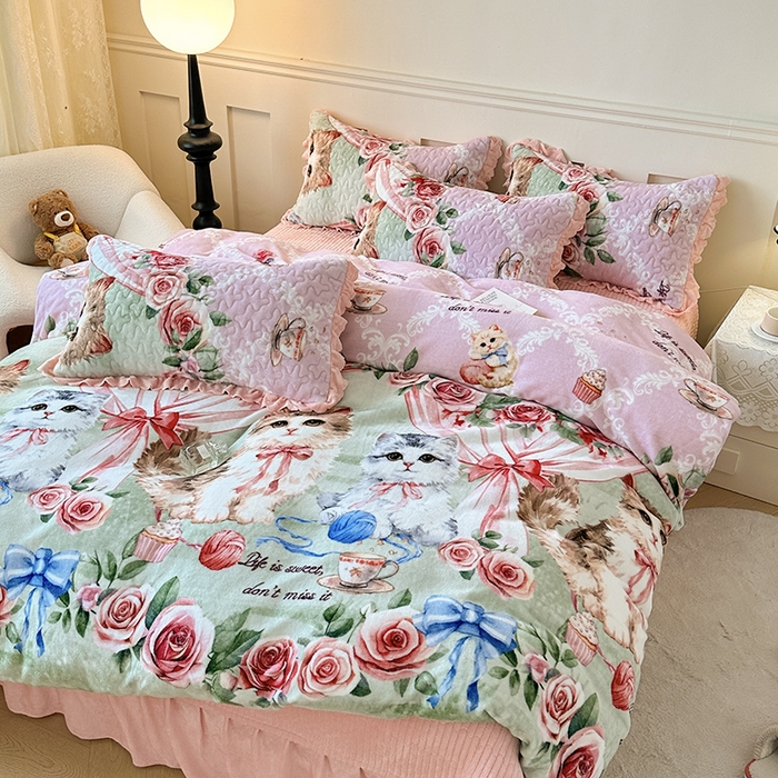 91家纺网 家纺一手货源 找家纺 雅眠居 2025直播爆款5D大版数码印花牛奶绒床盖四件套宝宝绒床裙 猫咪乐园