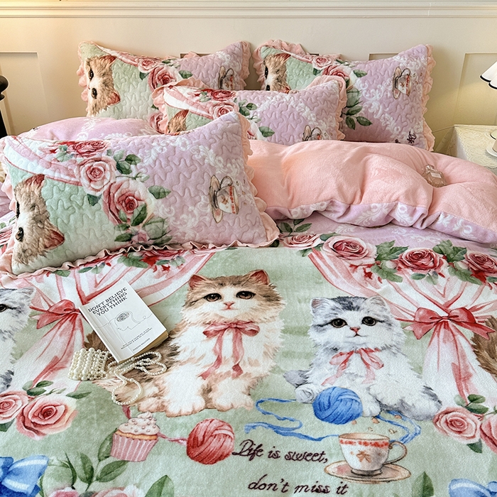 91家纺网 家纺一手货源 找家纺 雅眠居 2025直播爆款5D大版数码印花牛奶绒床盖四件套宝宝绒床裙 猫咪乐园