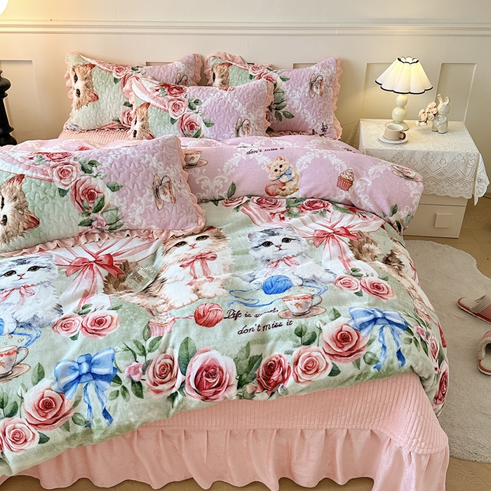 91家纺网 家纺一手货源 找家纺 雅眠居 2025直播爆款5D大版数码印花牛奶绒床盖四件套宝宝绒床裙 猫咪乐园