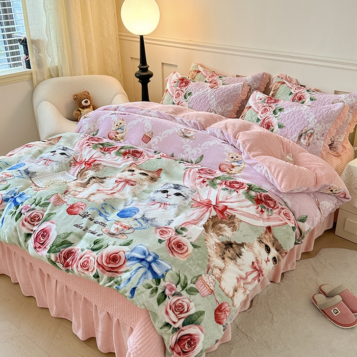 91家纺网 家纺一手货源 找家纺 雅眠居 2025直播爆款5D大版数码印花牛奶绒床盖四件套宝宝绒床裙 猫咪乐园