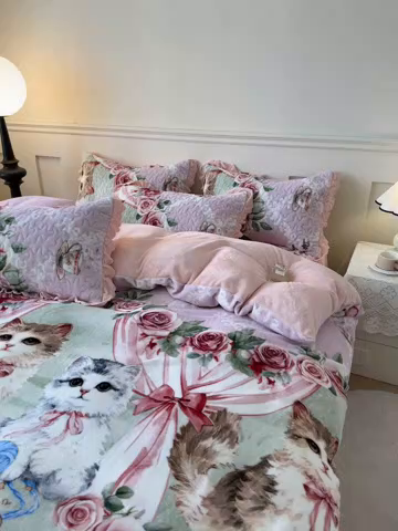 91家纺网 家纺一手货源 找家纺 雅眠居 2025直播爆款5D大版数码印花牛奶绒床盖四件套宝宝绒床裙 猫咪乐园