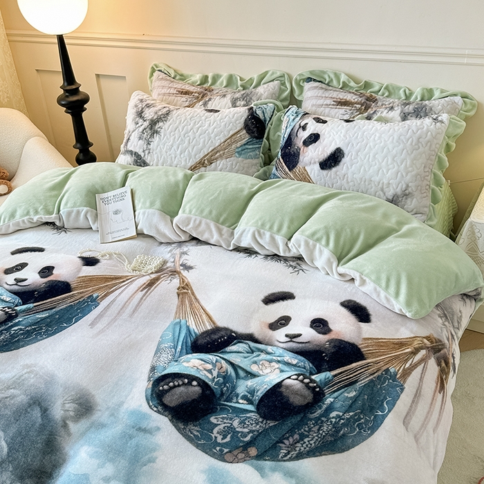91家纺网 家纺一手货源 找家纺 雅眠居 2025直播爆款5D大版数码印花牛奶绒床盖四件套宝宝绒床裙 小熊猫
