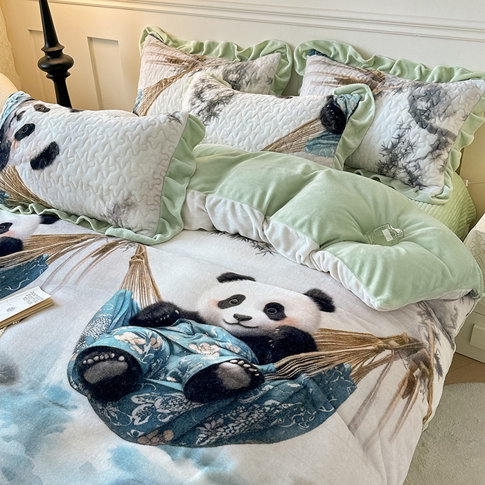 91家纺网 家纺一手货源 找家纺 雅眠居 2025直播爆款5D大版数码印花牛奶绒床盖四件套宝宝绒床裙 小熊猫